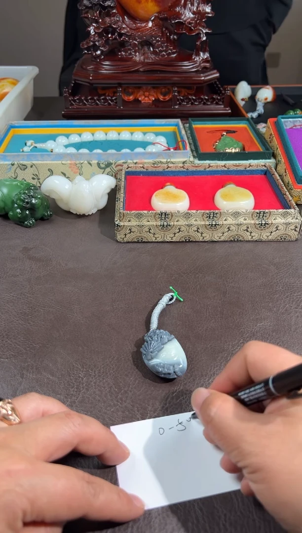 未镶嵌和田玉把件秋****.和田玉