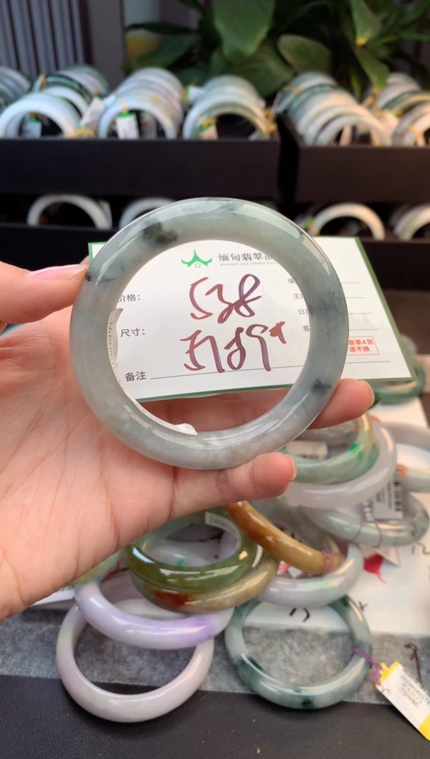 未镶嵌定制翡翠毛货需精细抛光+多人