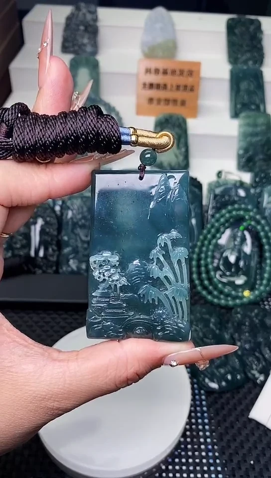 颈饰未镶嵌翡翠