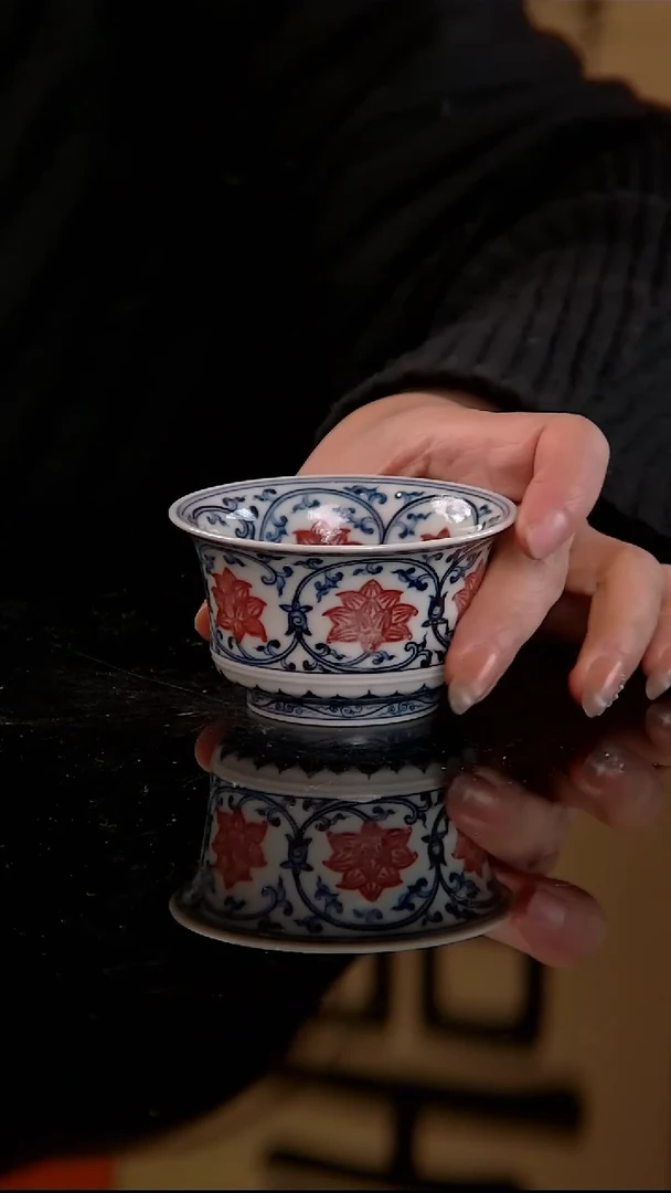 刻画堂青花釉里红满工缠枝莲马蹄杯