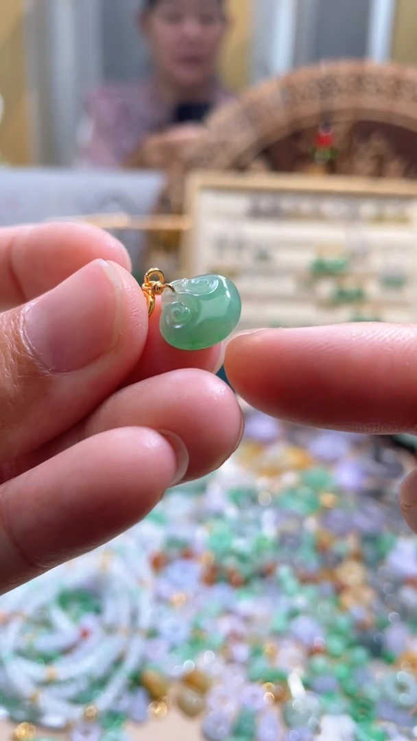 【闪购商品】翡翠颈饰未镶嵌滴流如意