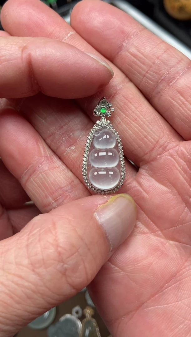 【闪购商品】翡翠吊坠(不含链)18K金镶嵌福豆