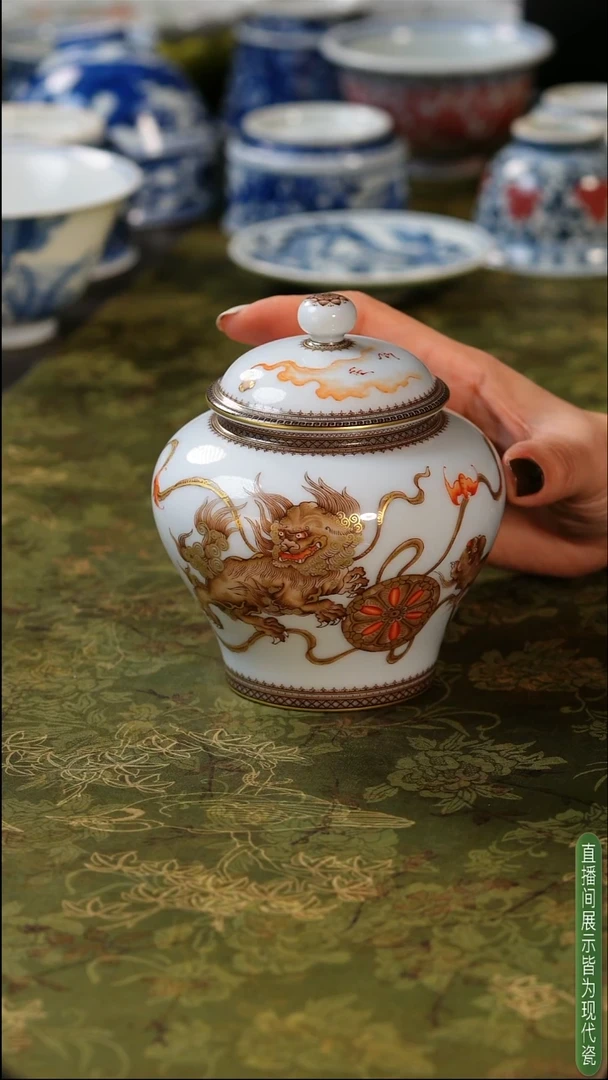 斗彩描金狮子罐、