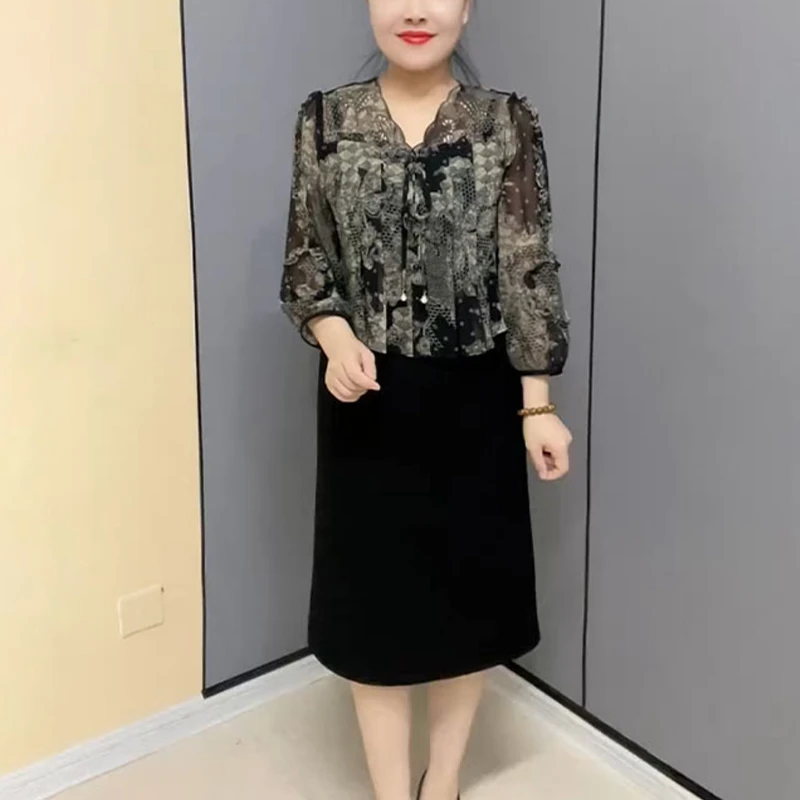 中年妈妈夏季花色连衣裙2025年新款宽松遮肉显瘦时尚假两件裙子女