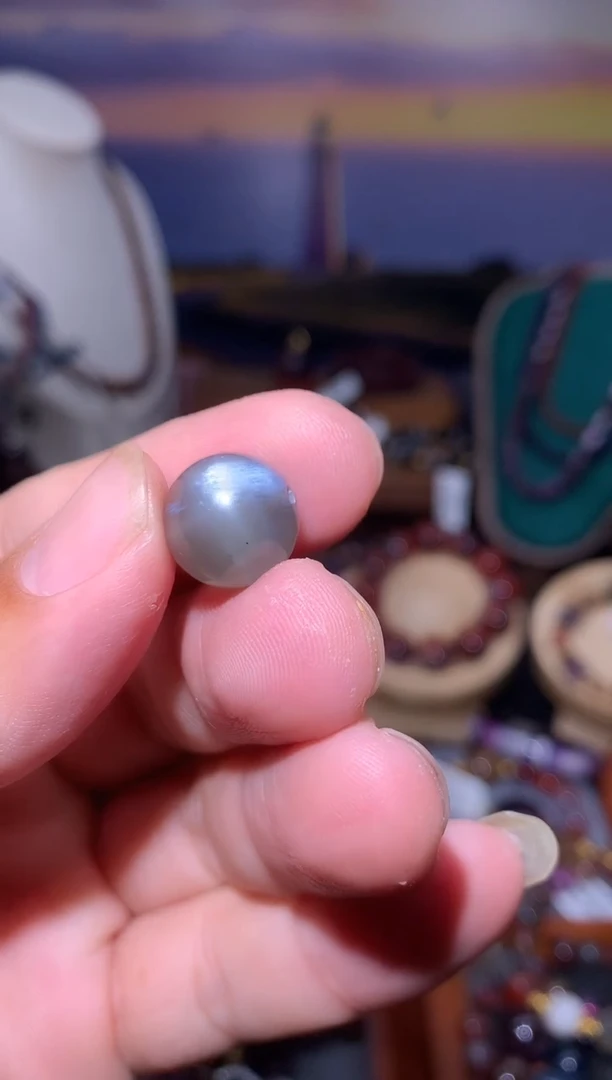 未镶嵌圆珠长石黑骨干圆珠单颗。13m+