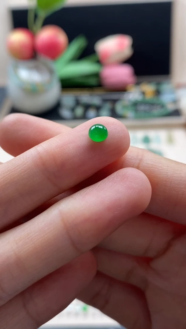 翡翠未镶嵌颈饰翡翠冰绿蛋面