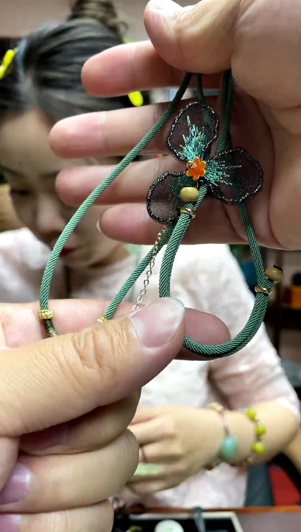 岫玉未镶嵌吊坠·