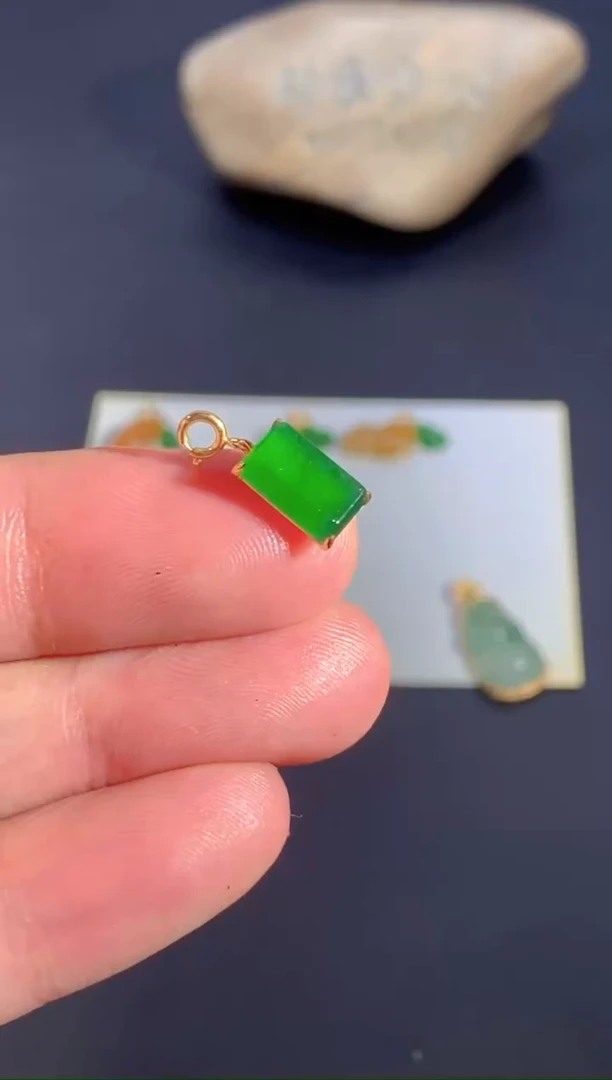 颈饰18K金镶嵌翡翠