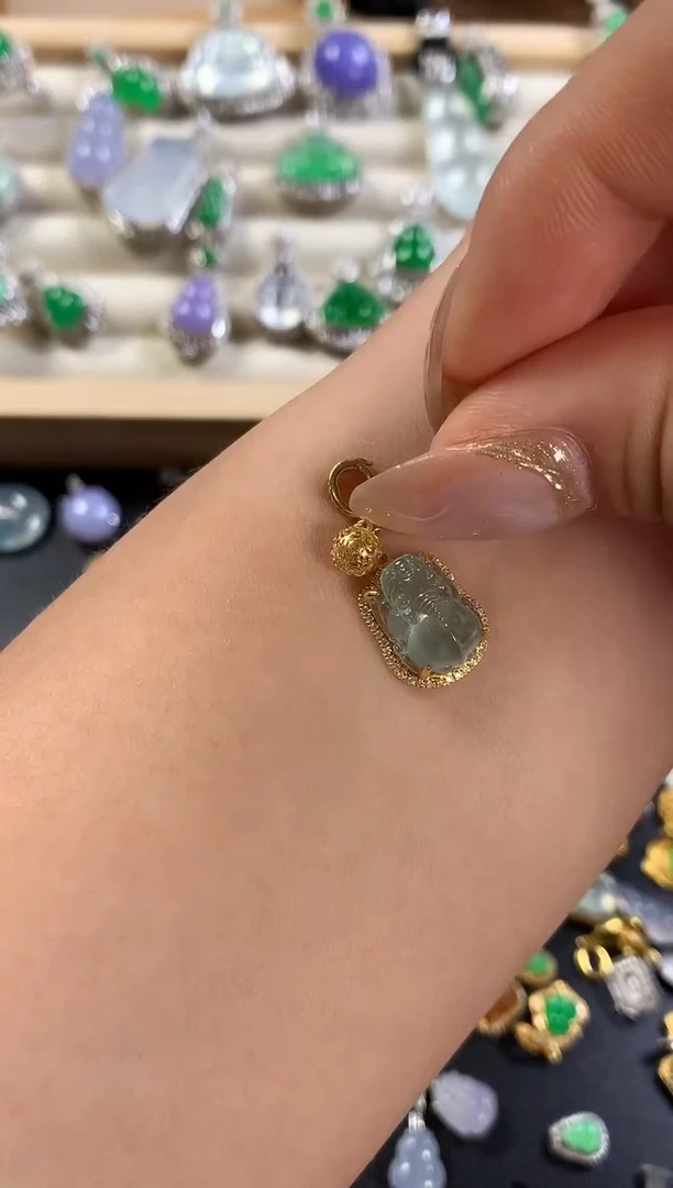 颈饰18K金镶嵌翡翠18k金球貔貅