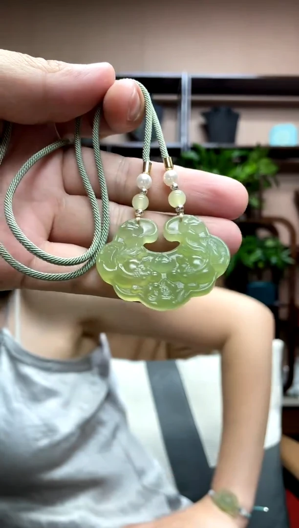 岫玉未镶嵌颈饰·