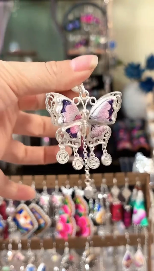 彩云南阁非遗老绣饰品380