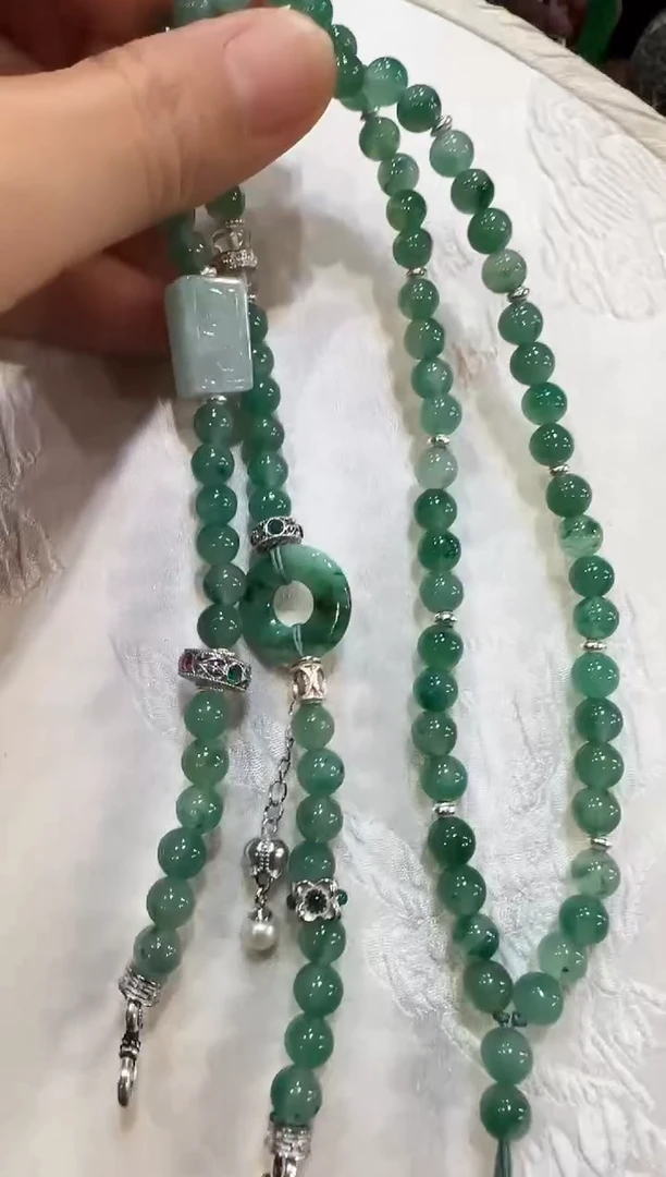 颈饰未镶嵌石英质玉国风