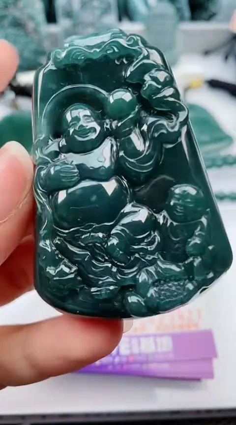 翡翠未镶嵌颈饰              