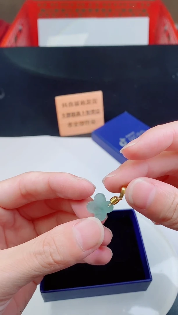 颈饰未镶嵌翡翠   `