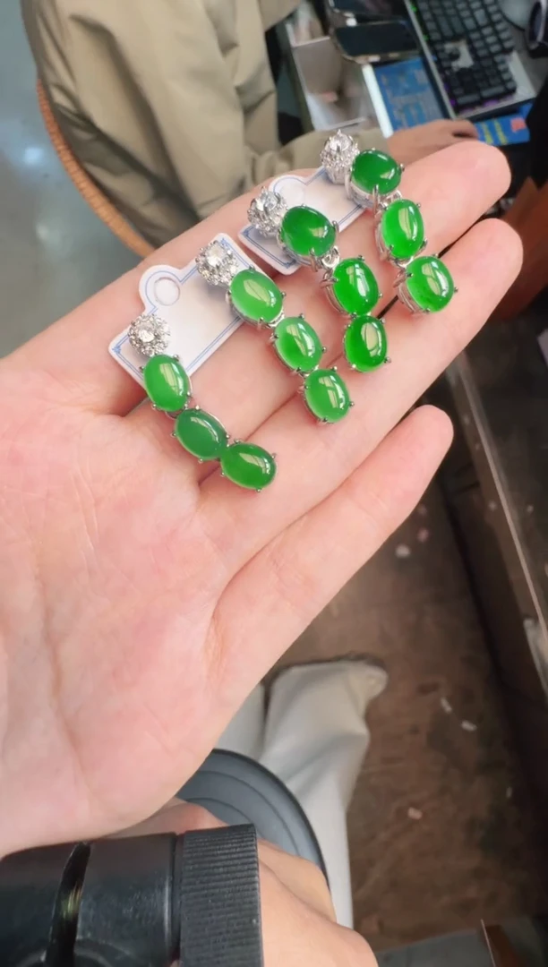 未镶嵌定制翡翠A货有轻微色差属于正常现象，耳钉多样性发货1