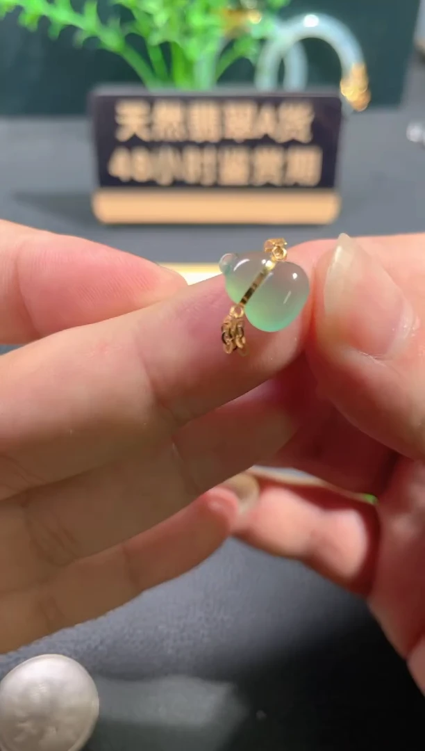 翡翠18K金镶嵌颈饰翡翠