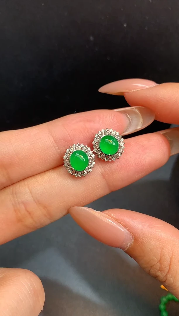 18K金镶嵌翡翠耳饰耳钉