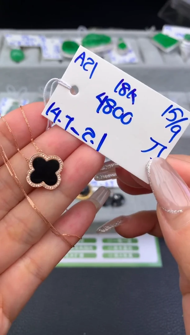 颈饰18K金镶嵌翡翠吊坠