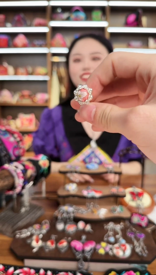 【闪购商品】织绣183蒙阿苏苗绣传承