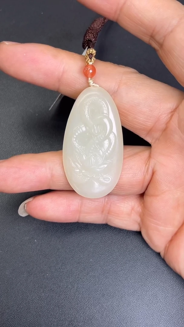 颈饰未镶嵌和田玉白玉蛇纹吊坠
