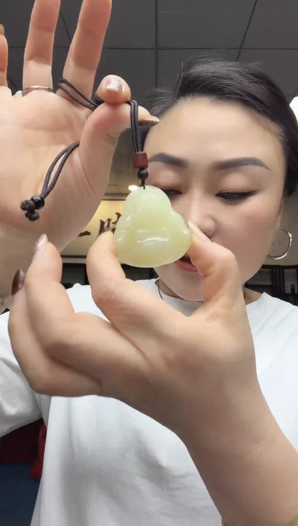 颈饰未镶嵌软玉佛