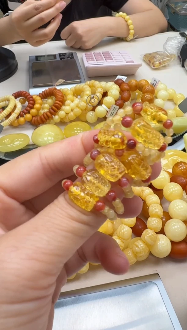 未镶嵌琥珀裸石如图