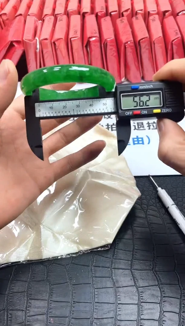 翡翠手镯未镶嵌所见所得，高冰美人镯！