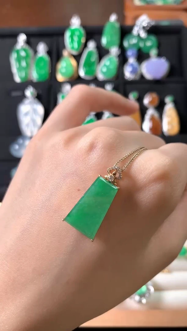 吊坠(赠链)18K金镶嵌翡翠吊坠