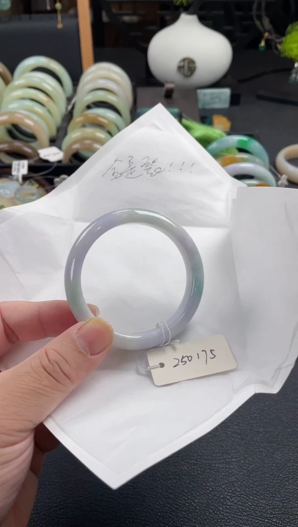 【闪购商品】翡翠手镯未镶嵌有纹裂瑕疵包容