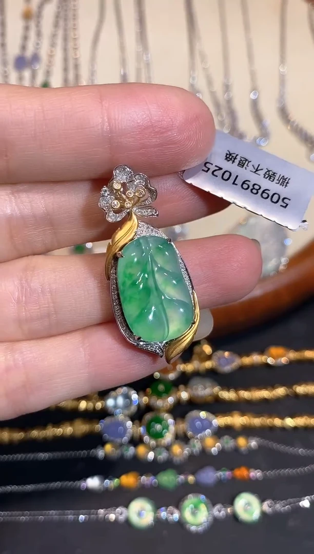 颈饰18K金镶嵌翡翠吊坠