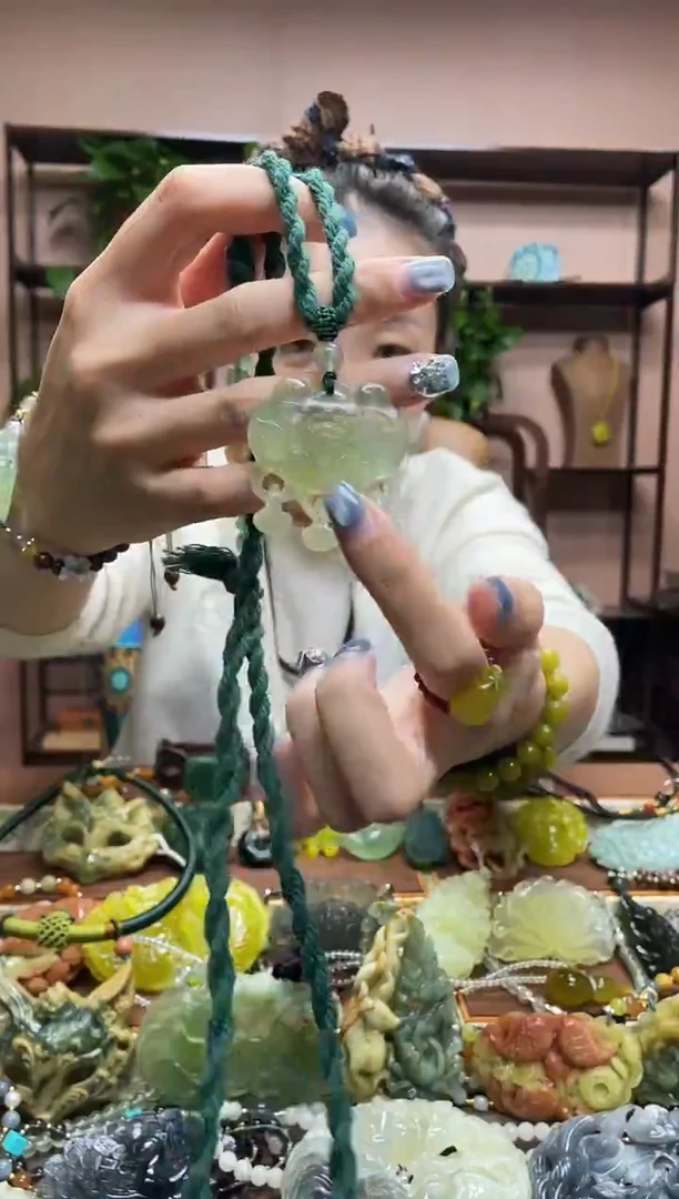 未镶嵌岫玉颈饰·3