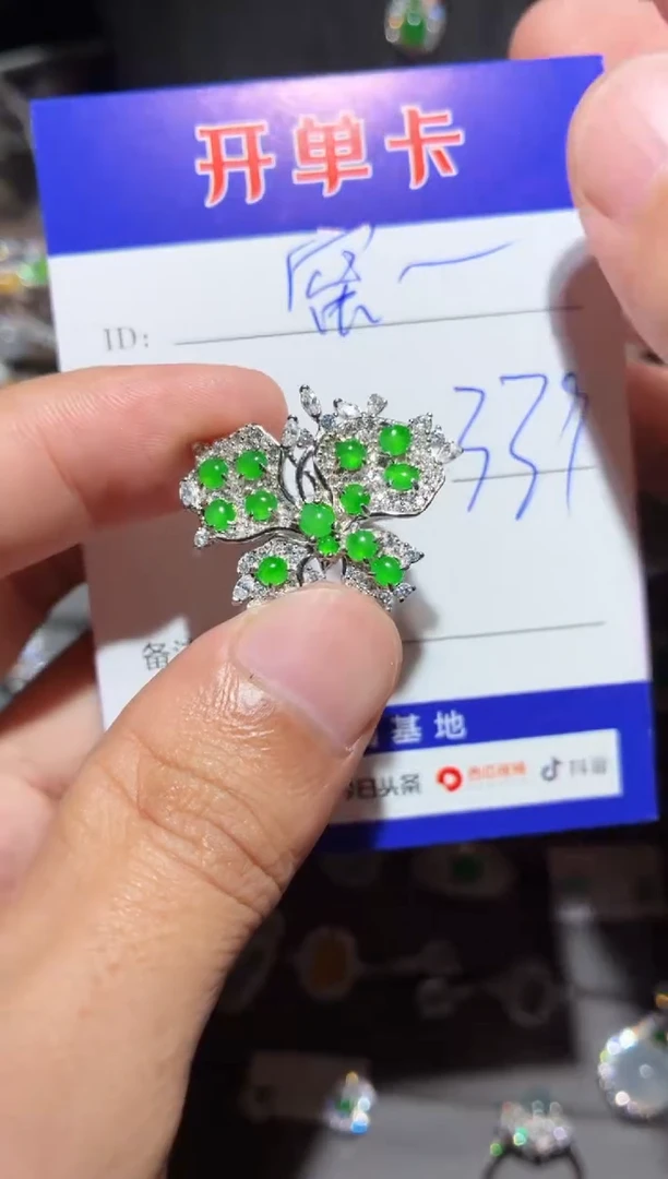 翡翠戒指银S925镶嵌都****? 都是鲨鱼和蜜蜂 _