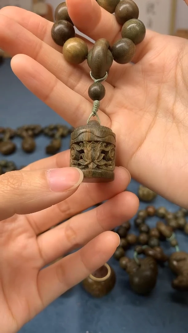 【闪购商品】维腊木（绿檀）把件西番莲香囊 送1瓶香丸