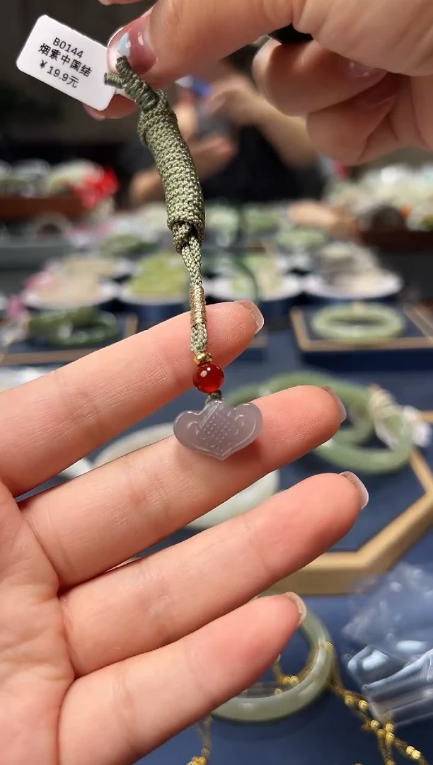 和田玉未镶嵌颈饰烟紫锁吊坠