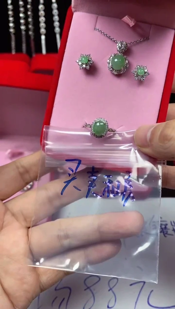 未镶嵌戒指翡翠买**房翡翠吊坠