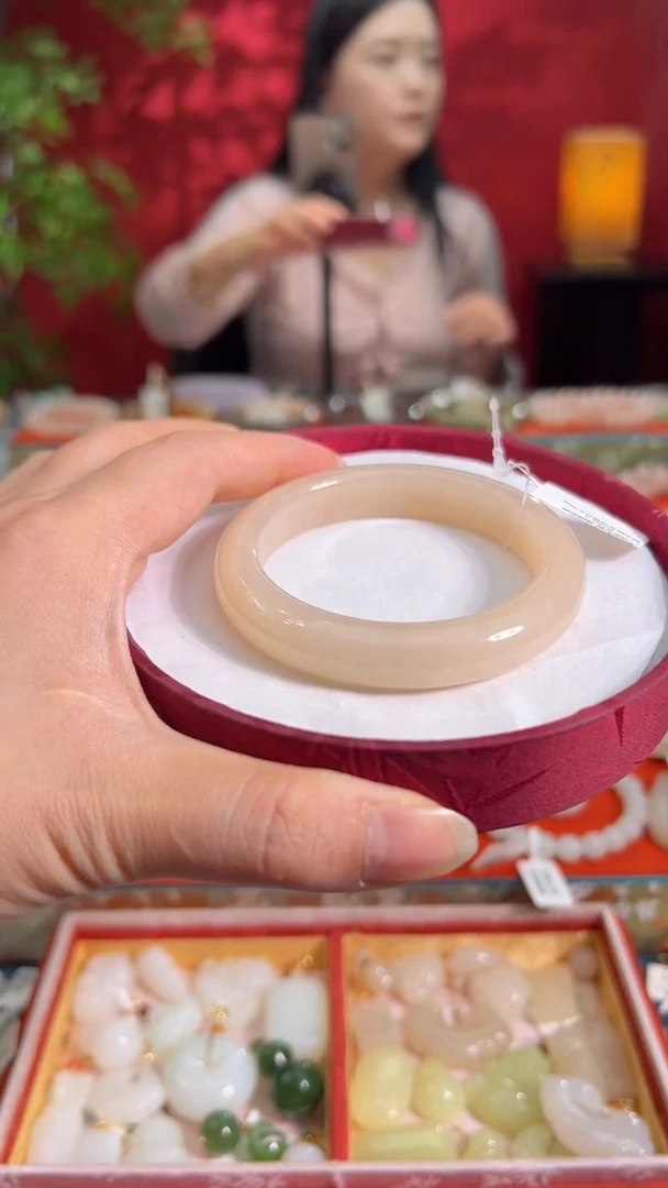 未镶嵌手镯和田玉藕粉手镯