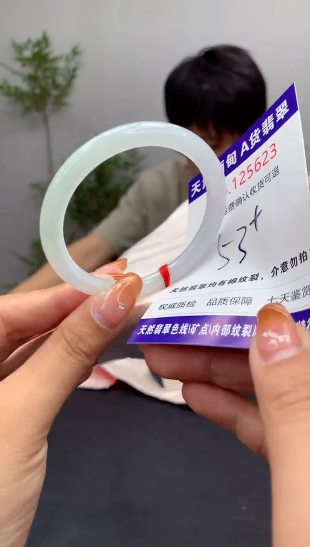 未镶嵌手镯翡翠有纹，完美者勿拍