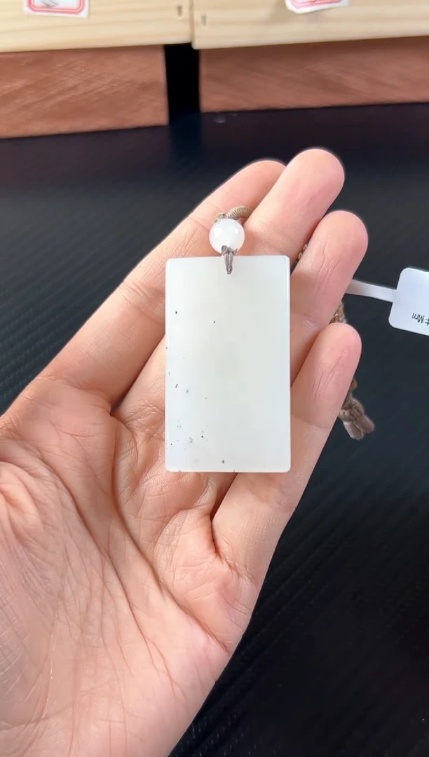 吊坠(赠链)未镶嵌和田玉黑山微色差吊坠Mm