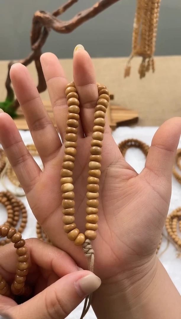 龙脊菩提吊坠卡8.8左右蒜瓣手持50颗 老料