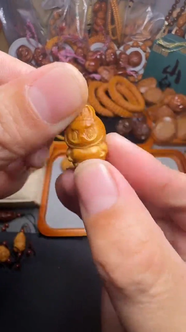 手串橄榄核拉布布一个