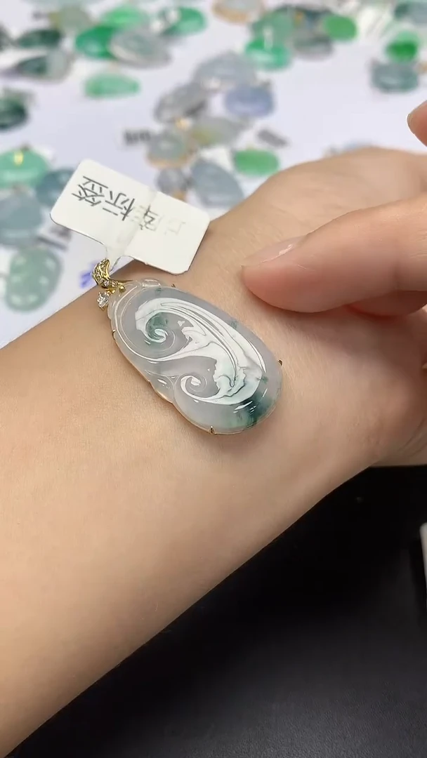 翡翠18K金镶嵌颈饰天然缅甸a货翡翠