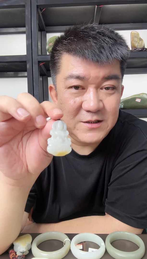 颈饰未镶嵌和田玉带皮观音