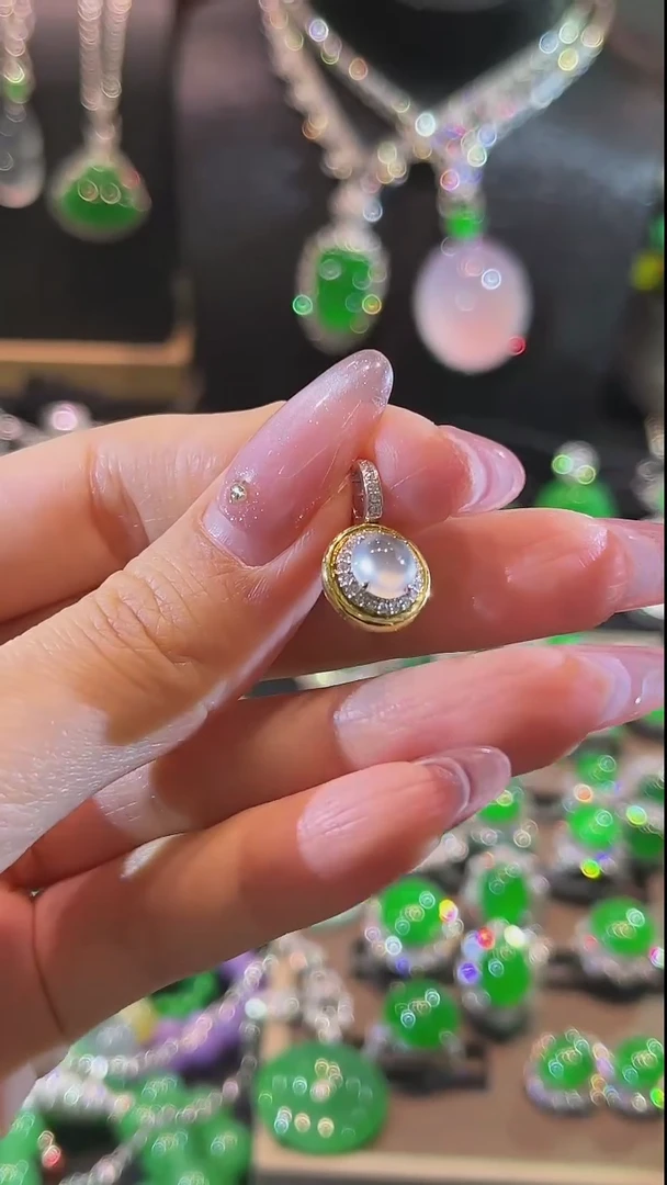 翡翠18K金镶嵌颈饰吊坠