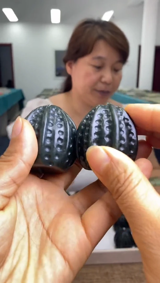 和田玉未镶嵌把件核桃一对