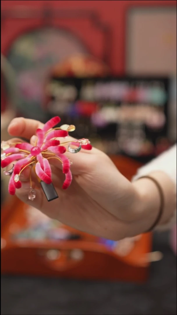 刺绣非遗绒花饰品
