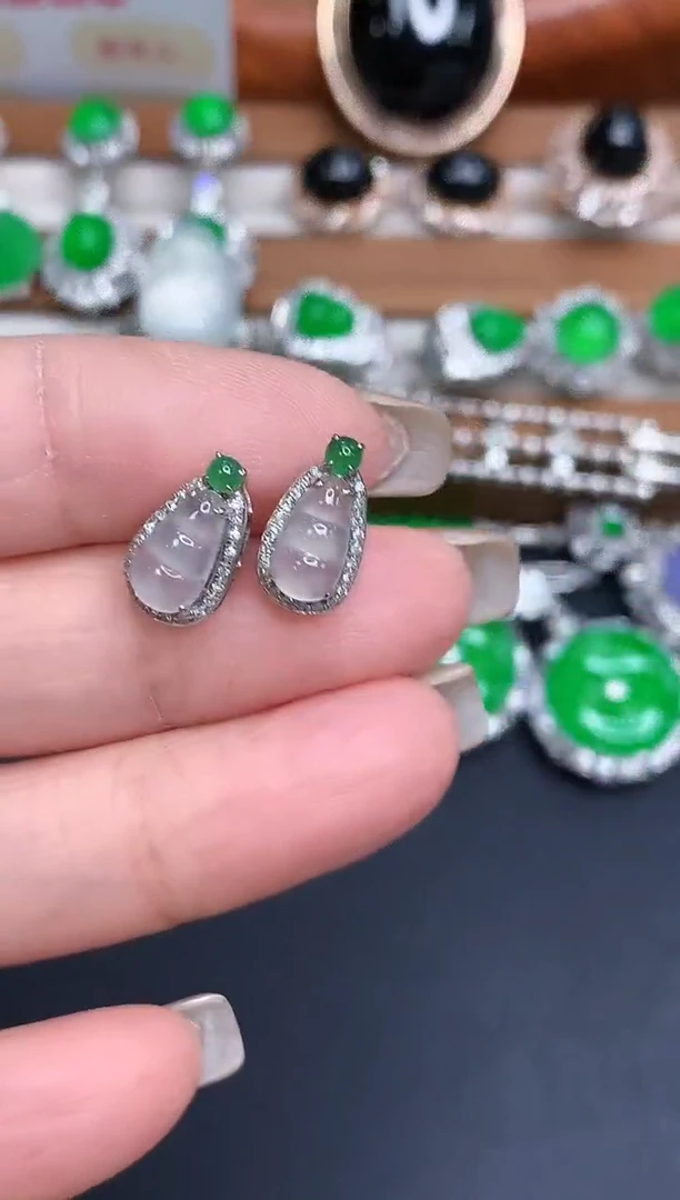 18K金镶嵌翡翠耳饰哈*妮379-春日珠宝