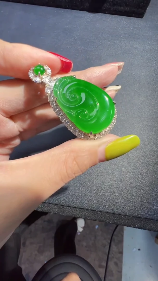 定制翡翠未镶嵌翡翠A货有轻微色差属于正常现象，如意1