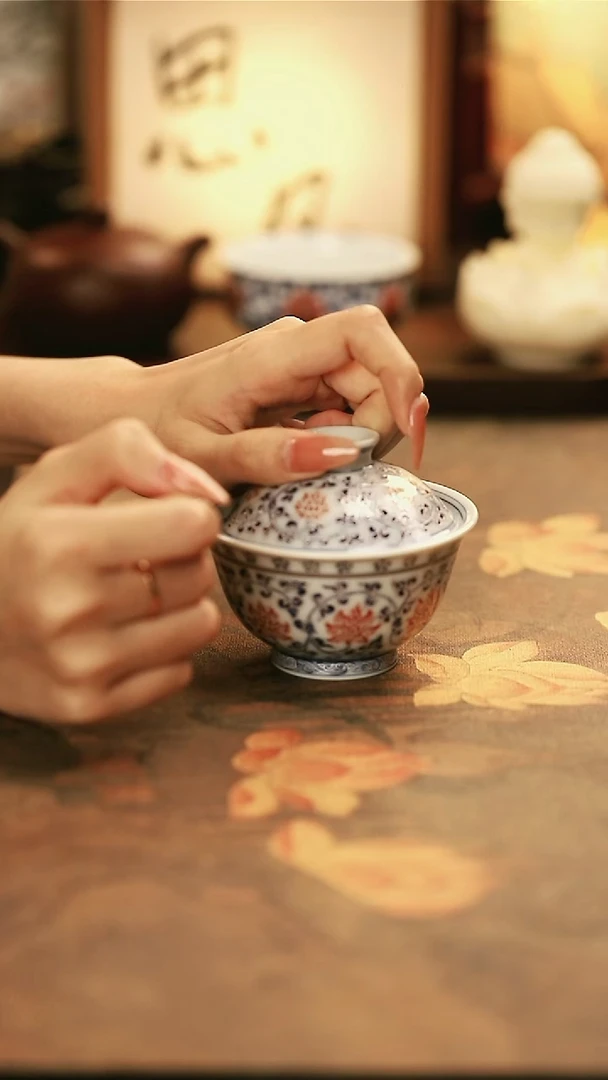 M6004/陶瓷青花釉里红缠之莲盖碗