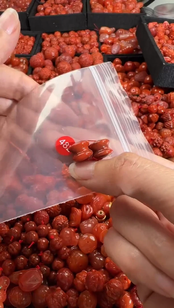 南红玛瑙未镶嵌颈饰1