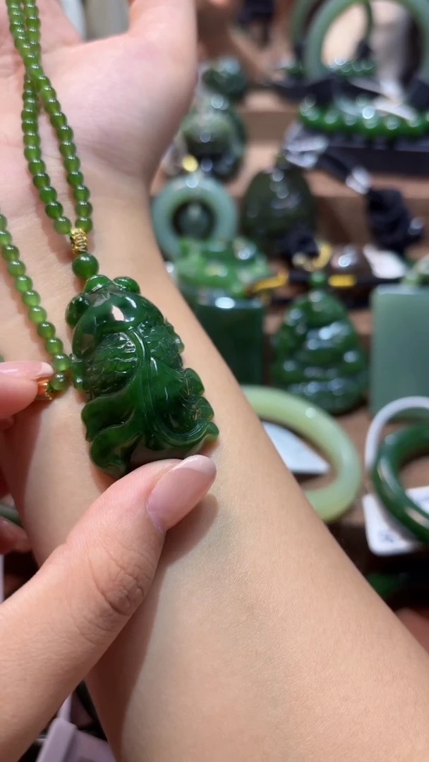 颈饰未镶嵌和田玉（碧玉）1
